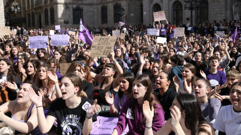 8-3-2023 Milers de feministes a la plaça Sant Jaume de Barcelona