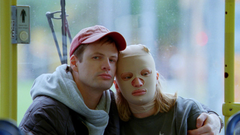 Kristine Kujath Thorp y Eirik Sæther, la pareja principal de la película 'Sick of Myself'.