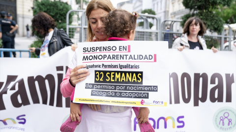 29/9/22 Madres en solitario se concentran ante el Congreso de los Diputados para reclamar medidas de apoyo para familias monoparentales