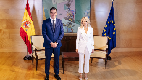 El secretario general del PSOE y presidente del Gobierno en funciones, Pedro Sánchez, y la ministra de Trabajo y Economía Social en funciones, Yolanda Díaz, posan a su llegada para reunirse en el Congreso de los Diputado