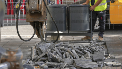 Una màquina treballant en unes obres a Barcelona