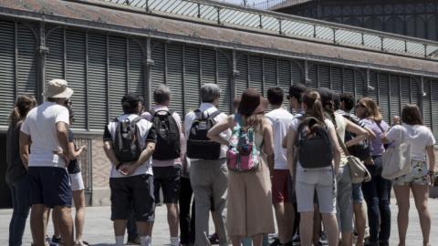 Un grupo de turistas en la icónica plaça Sant Felip Neri de Barcelona.