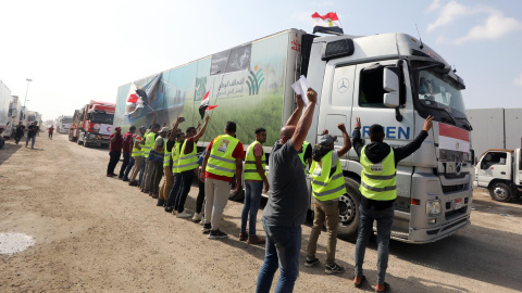 Un camión con ayuda humanitaria accede a la Franja de Gaza a través del paso de Rafah este 22 de octubre de 2023.