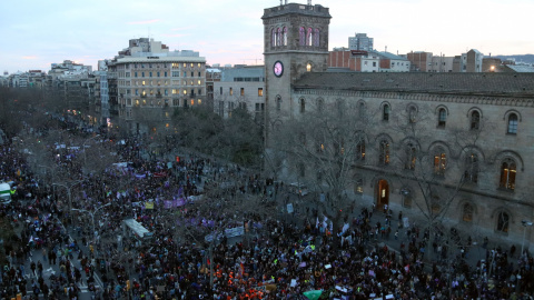 Una imatge de l'inici de la manifestació feminista del 8M a la plaça Universitat de Barcelona