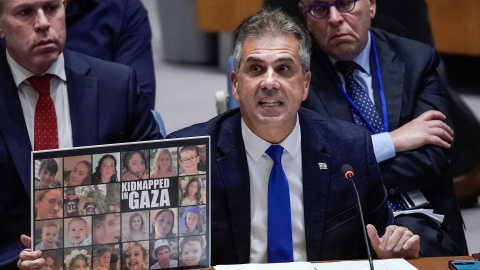 El ministro de Exteriores israelí, Eli Cohen, muetra una fotografía de algunos de los rehenes israelíes retenidos por Hamás en Gaza este 24 de octubre de 2023 en la ONU.