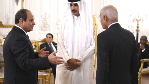 El presidente de Egipto, Abdel Fattah el Sisi, recibe al Emir de Catar, Tamim bin Hamad Al Thani, en el Cairo, a 21 de octubre de 2023.