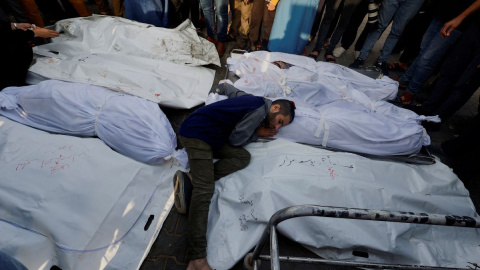 Un hombre llora la muerte de un familiar durante el conflicto entre Israel y Hamás, a 24 de octubre de 2023, en el sur de la Franja de Gaza.