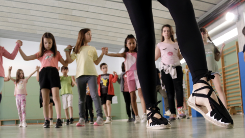 8-5-2023 Una monitora de la Confederació Sardanista ensenya les passes de la sardana als alumnes de l'Escola Francesc Platón i Sartí d'Abrera