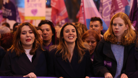 La ministra de Igualdad, Irene Montero, junto Ángela Rodríguez y Lilith Vestrynge asisten a la manifestación organizada por la Comisión 8M con motivo del Día de la Mujer, este miércoles en Madrid.