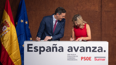 El presidente del Gobierno en funciones, Pedro Sánchez y la líder de Sumar y vicepresidenta segunda del Gobierno y ministra de Trabajo en funciones, Yolanda Díaz, firman un acuerdo para un Gobierno de coalición progresista