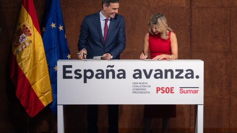 Pedro Sánchez y Yolanda Díaz rubrican el acuerdo de Gobierno entre PSOE y Sumar en el Museo Reina Sofía de Madrid