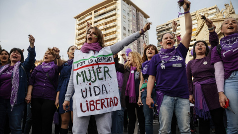 La activista iraní Ghazaleh Khorraminiya, durante la acción colectiva, a 8 de marzo de marzo de 2023, en Valencia, País Valencià (España).