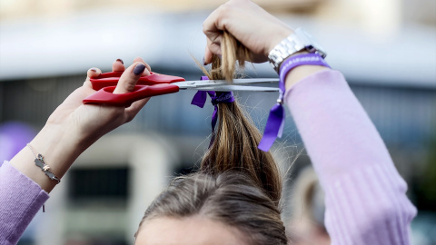 Una mujer realiza una acción colectiva de corte de pelo 'Tisorada al patriarcat', a 8 de marzo de marzo de 2023, en Valencia, País Valencià (España).