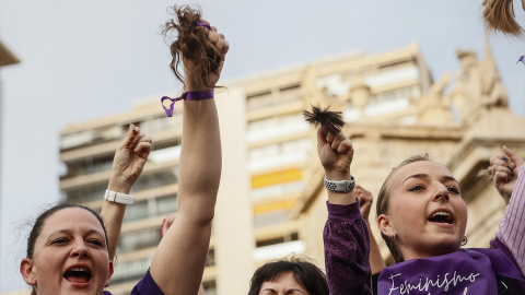 Varias mujeres realizan una acción colectiva de corte de pelo 'Tisorada al patriarcat', a 8 de marzo de marzo de 2023, en Valencia, País Valencià (España).