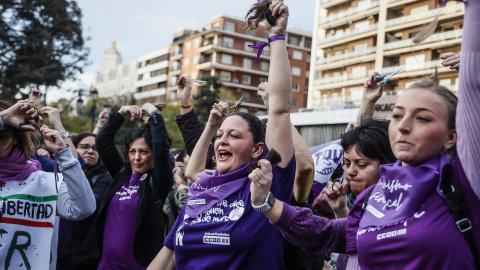 Varias mujeres realizan una acción colectiva de corte de pelo 'Tisorada al patriarcat', a 8 de marzo de marzo de 2023, en Valencia, País Valencià (España).