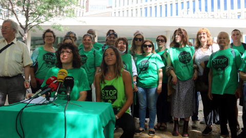 Activistes de la PAH s'han concentrat davant la Ciutat de la Justícia per exigir la intermediació en els processos de desnonament.