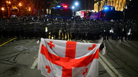 09/03/2023. Un manifestante que porta la bandera de Georgia encara a la Policía, a 9 de marzo de 2023.