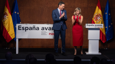 El presidente del Gobierno en funciones, Pedro Sánchez y la líder de Sumar y vicepresidenta segunda del Gobierno y ministra de Trabajo en funciones, Yolanda Díaz, aplauden tras firmar un acuerdo para un Gobierno de coalición progresista