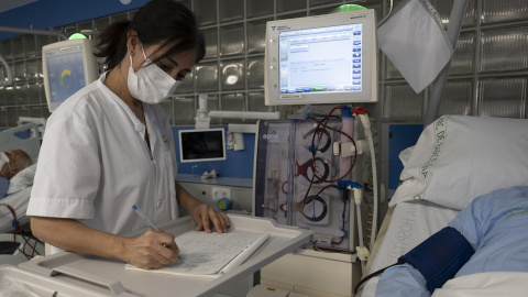 Una sanitaria atiende a un paciente en el Hospital Clinic de Barcelona.