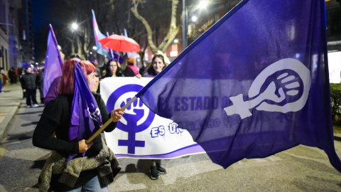 Cientos de personas protestan con carteles durante una manifestación convocada por la Plataforma Feminista Guadalajara por el 8M, en Guadalajara, Castilla La-Mancha