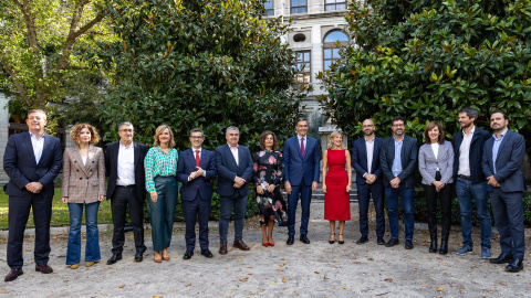 Imagen de los integrantes de PSOE y Sumar en los jardines del Museo Reina Sofía antes de la firma del acuerdo entre Pedro Sánchez y Yolanda Díaz.