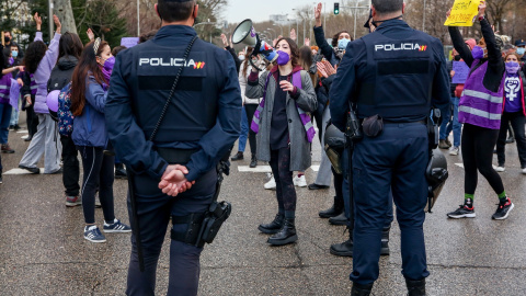 24/10/2023 - Varias mujeres participan en una concentración feminista en el Paseo del Prado, en Madrid, a 8 de marzo de 2021 a pesar de que la Delegación de Gobierno en la Comunidad haya prohibido los actos.