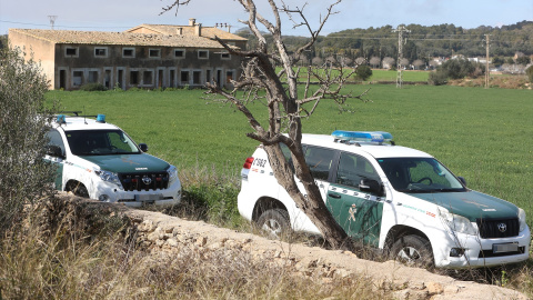 Imagen de archivo de dos coches de la Guardia Civil aparcados, a 7 de marzo de 2023.