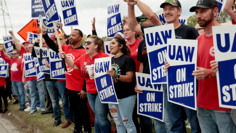 Miembros en huelga de United Auto Workers (UAW) de la planta Delta de General Motors Lansing en Delta Township, Michigan, EE. UU., 29 de septiembre de 2023.