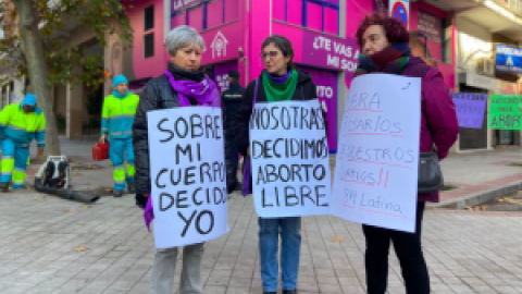 Feministas combaten el acoso de grupos ultracatólicos delante de la clínica Dator: "Estamos aquí para proteger a las mujeres"