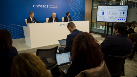 El consejero delegado de Endesa, José Bogas (c), acompañado por el director general Económico-Financiero, Marco Palermo (i), y por el director de Comunicación, Ignacio Jiménez, durante la presentación de los resultados de la energética en 2022, en 