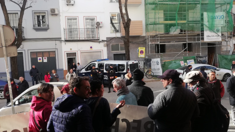 La Policía aguarda en las inmediaciones de la vivienda en Sevilla de Antonio y Pilar, matrimonio sexagenario al que la entidad financiera Coral Homes pretende desahuciar, a 24 de febrero de 2023.