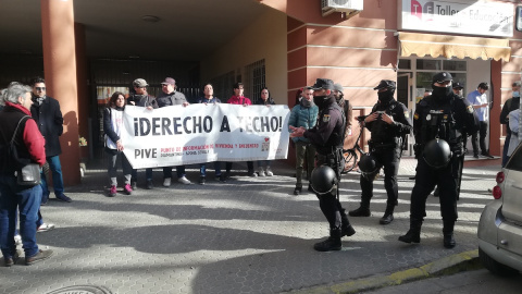 Un grupo de personas se concentra para impedir el desahucio de Antonio y Pilar, matrimonio sexagenario residente en Sevilla, a 24 de febrero de 2023.