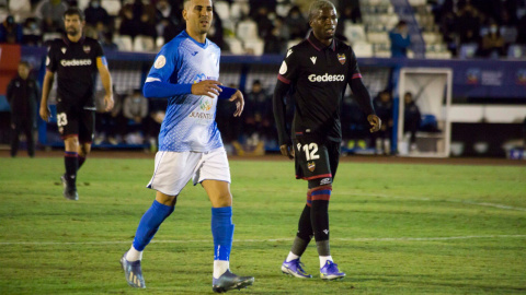 Los jugadores del CD Huracán Melilla y del Levante FC durante el partido de la Copa del Rey que enfrentó a ambos equipos en diciembre de 2021.