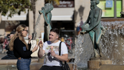 Dos personas disfrutan de un helado en València, a 10/11/2023.- Ana Escobar / EFE.