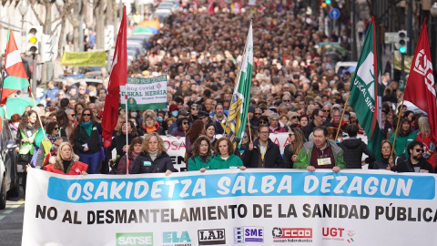 Numerosas personas se manifiestan para denunciar la situación del servicio de salud público vasco, a 25 de febrero de 2023, en Bilbao.