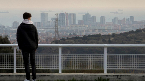 Un ciudadano observa Barcelona durante un episodio de alta contaminación. EFE/ Enric Fontcuberta