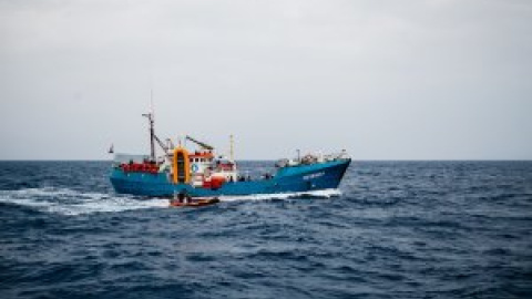 Rescatan un barco con 500 migrantes en peligro de naufragio en zona italiana