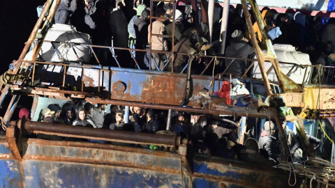 Llega a las costas italianas (Crotone) el barco rescatado con 500 migrantes a bordo.