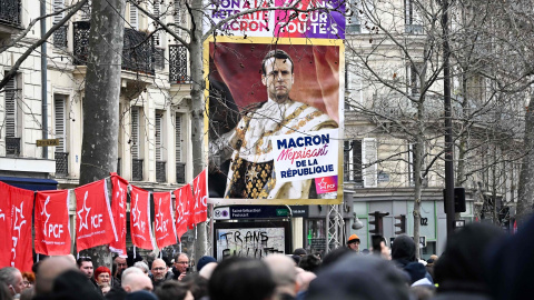 12/03/2023. Manifestantes en París protestan contra el Gobierno de Macron, a 11 de marzo de 2023.