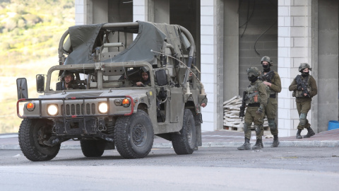 Tropas israelíes inspeccionan la zona donde un tiroteo se ha saldado con la vida de tres palestinos.