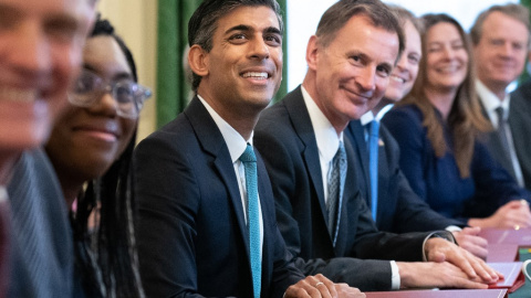 El primer ministro británico, Rishi Sunak, junto a Jeremy Hunt, ministro de Economía, en una reunión del Ejecutivo del Reino Unido.