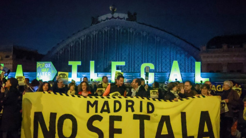 Vecinos madrileños manifestándose en Atocha por la tala de árboles que supone la ampliación de la línea 11 del Metro de Madrid. Fotografía cedida por Diego Vítores