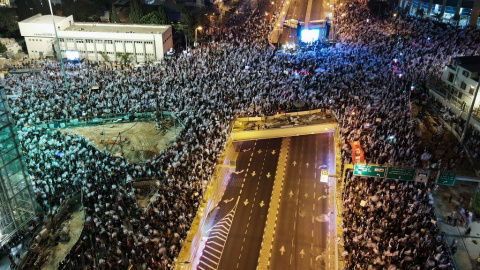 Protesta multitudinaria en Israel este sábado por la noche contra el Gobierno de Benjamín Netanyahu.