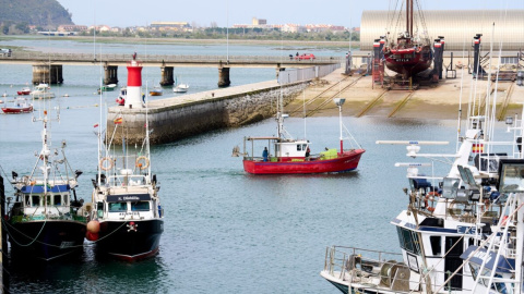 Barcos amarrados en el puerto de Santoña, a 25 de marzo de 2022, en Santoña, Cantabria (España).