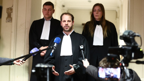 El abogado de Marc Tarabella, Maxim Troller, habla con la prensa al final de la audiencia en el Palacio de Justicia de Bruselas, a 28 de febrero de 2023