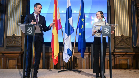 El presidente del Gobierno, Pedro Sánchez, da una conferencia de prensa junto a la primera ministra filandesa, Sanna Marin, este 3 de marzo de 2023 en Helsinki.