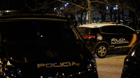 Imagen de archivo de varios coches de la Policía Nacional en Madrid, a 10 de febrero de 2022.