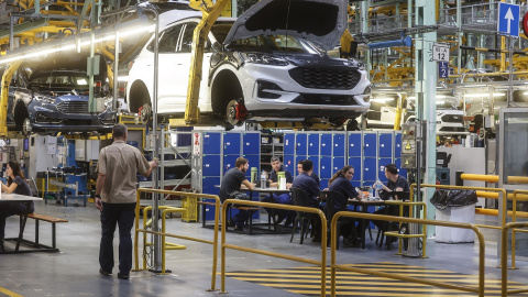 Un vehículo en la fábrica de Ford en Almussafes, a 24 de octubre de 2022, en València.