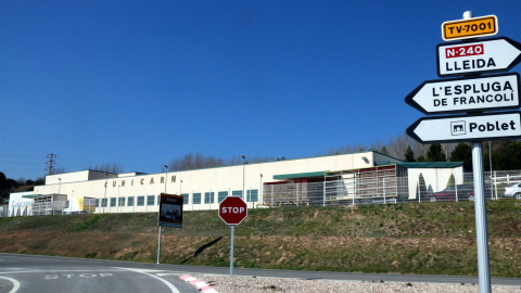 Panoràmica de l'empresa escorxador Cunicarn a la carretera que condueix a l'Espluga de Francolí, a la Conca de Barberà. El grup, segon productor de conill de l'Estat, ha venut les instal·lacions.