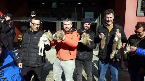 Un grup d'agricultors mostren conills vius a les portes de la seu dels Serveis Territorials d'Acció Climàtica de Lleida durant la protesta d'aquest divendres.